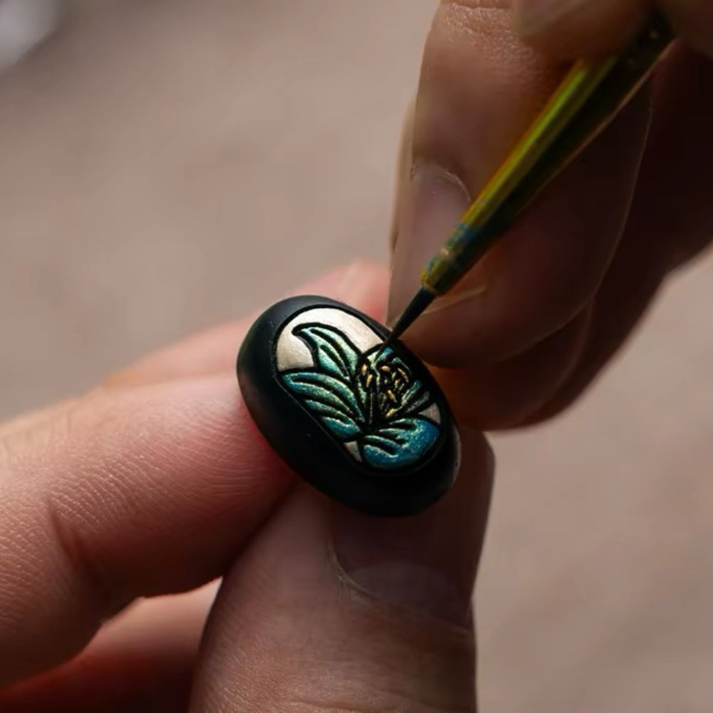 Pendientes de botón de ébano pintados a mano Nerine