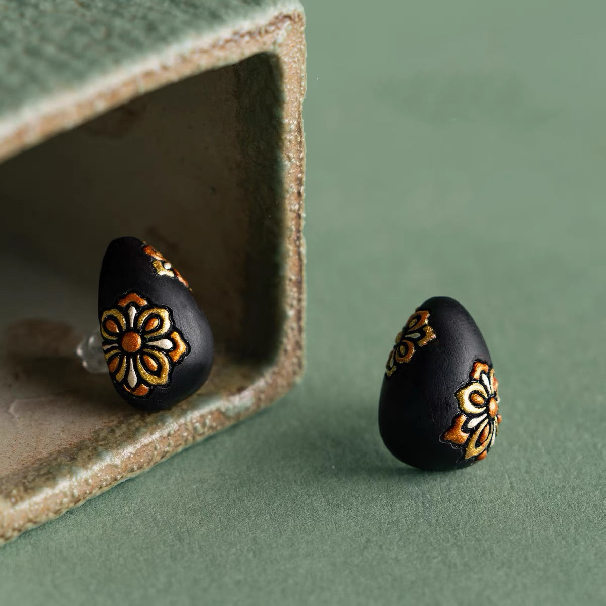 Pendientes de botón de palo negro africano pintados a mano Odilia