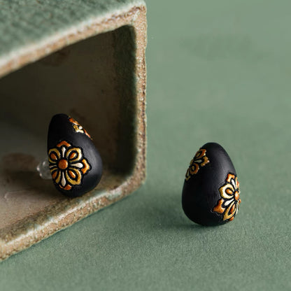 Pendientes de botón de palo negro africano pintados a mano Odilia