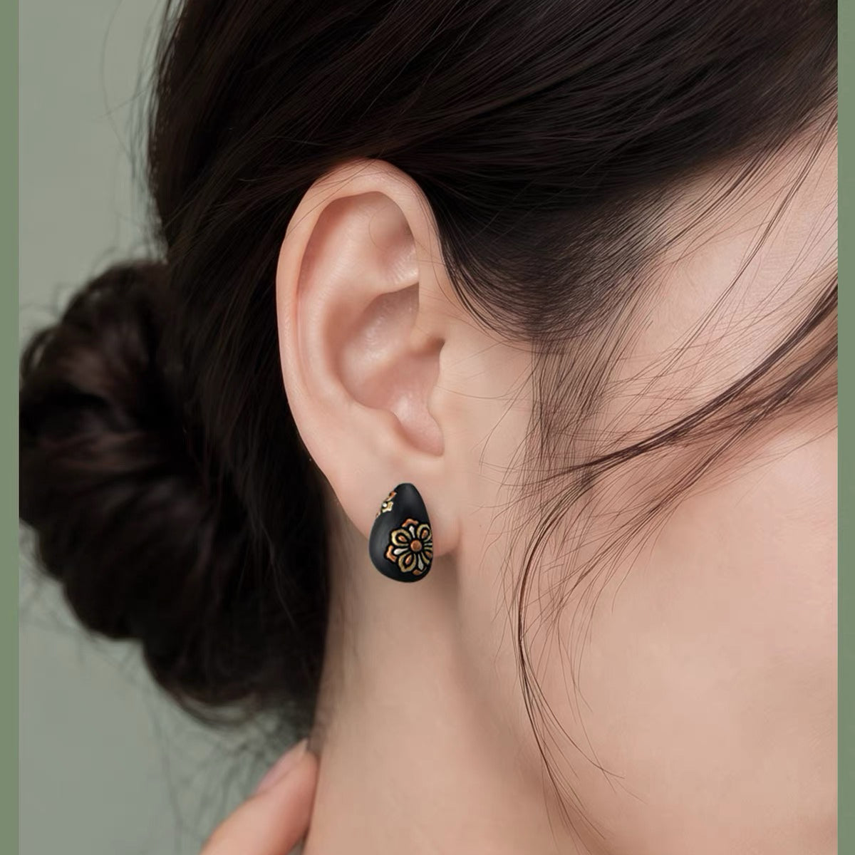 Pendientes de botón de palo negro africano pintados a mano Odilia