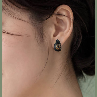 Pendientes de botón de palo negro africano pintados a mano Odilia