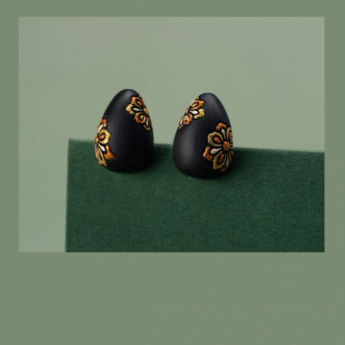 Pendientes de botón de palo negro africano pintados a mano Odilia