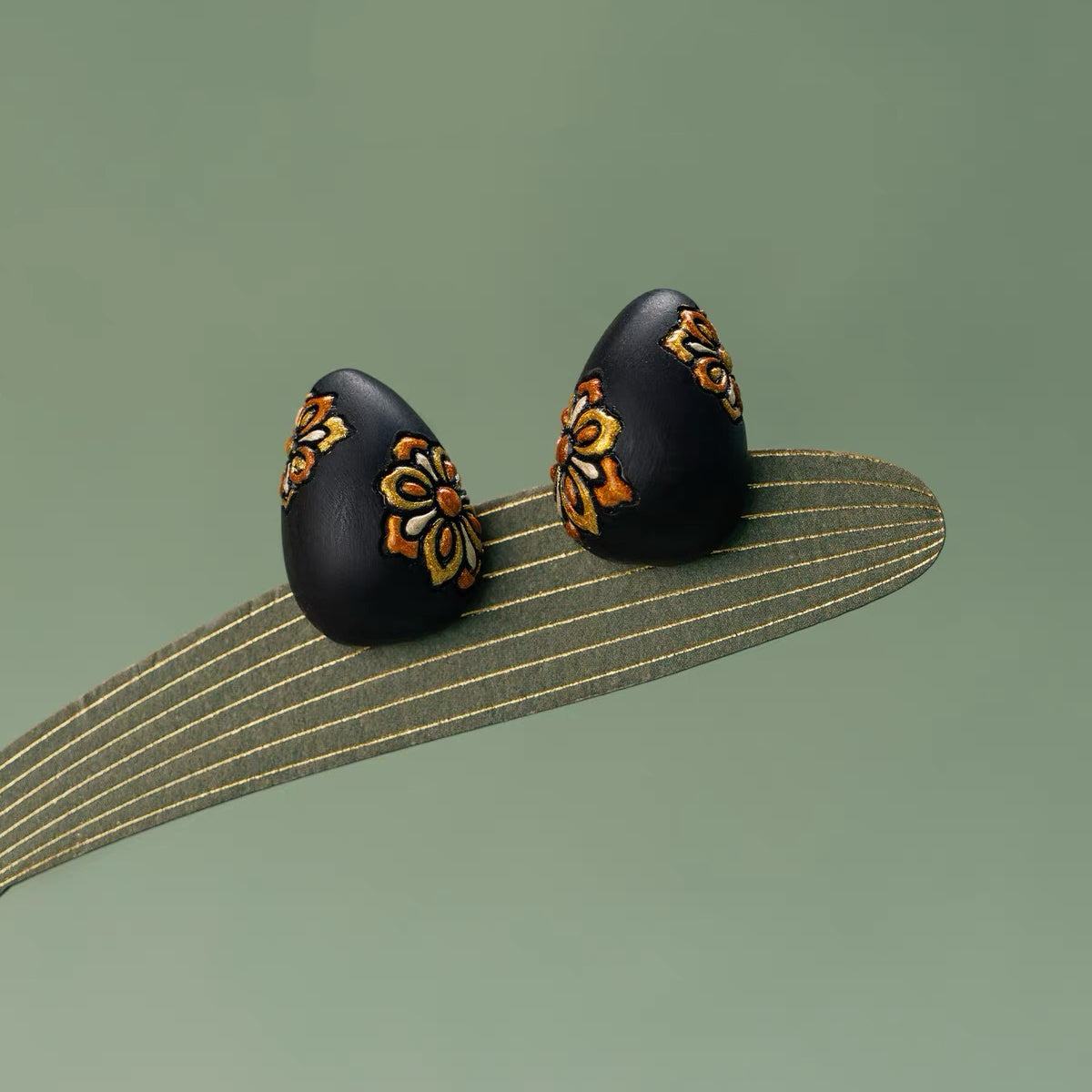 Pendientes de botón de palo negro africano pintados a mano Odilia