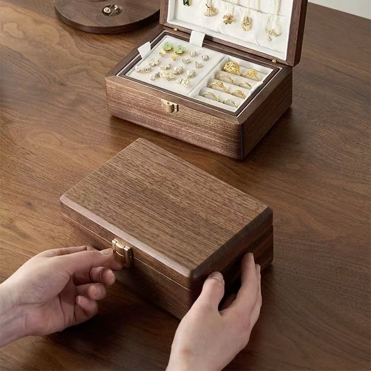 Flora Schmuckbox aus Walnussholz mit zwei Ebenen