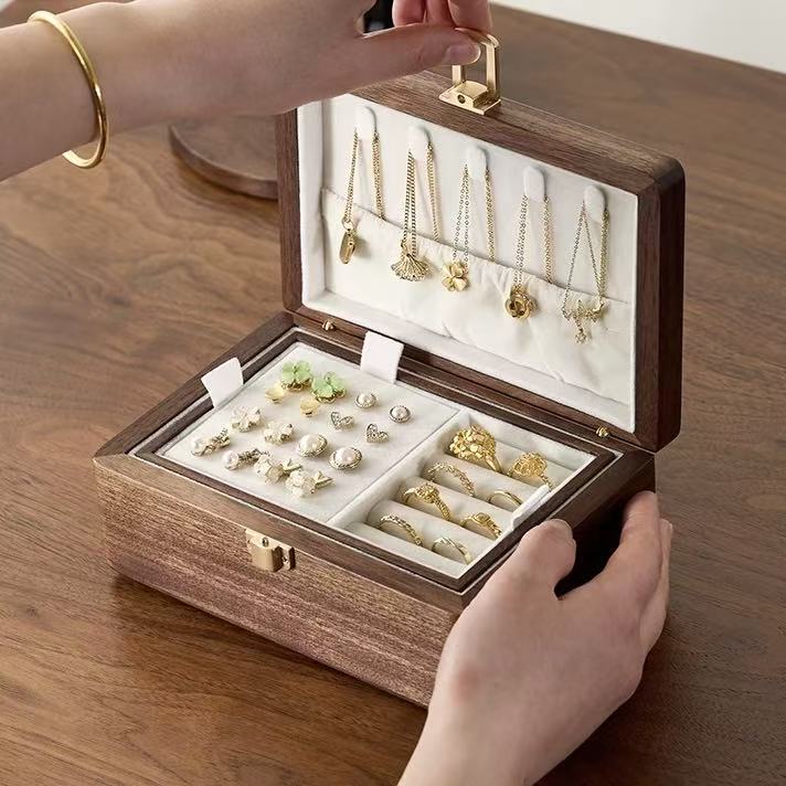 Flora Schmuckbox aus Walnussholz mit zwei Ebenen