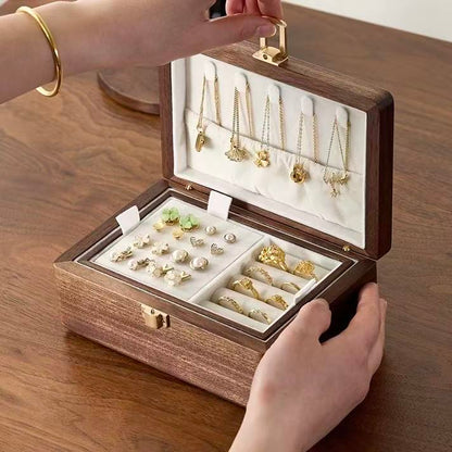 Flora Schmuckbox aus Walnussholz mit zwei Ebenen