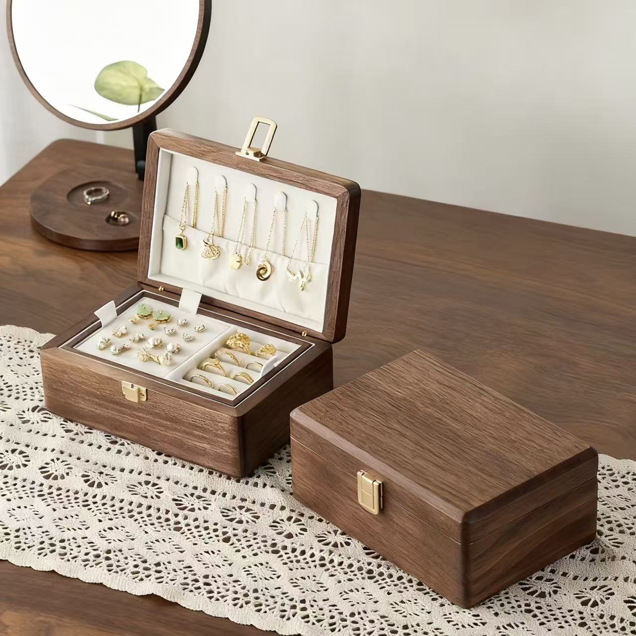 Flora Schmuckbox aus Walnussholz mit zwei Ebenen