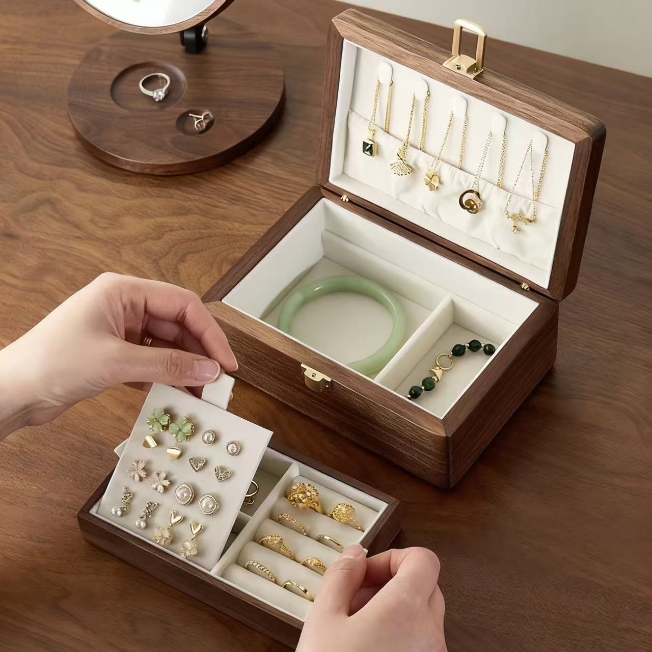 Flora Schmuckbox aus Walnussholz mit zwei Ebenen