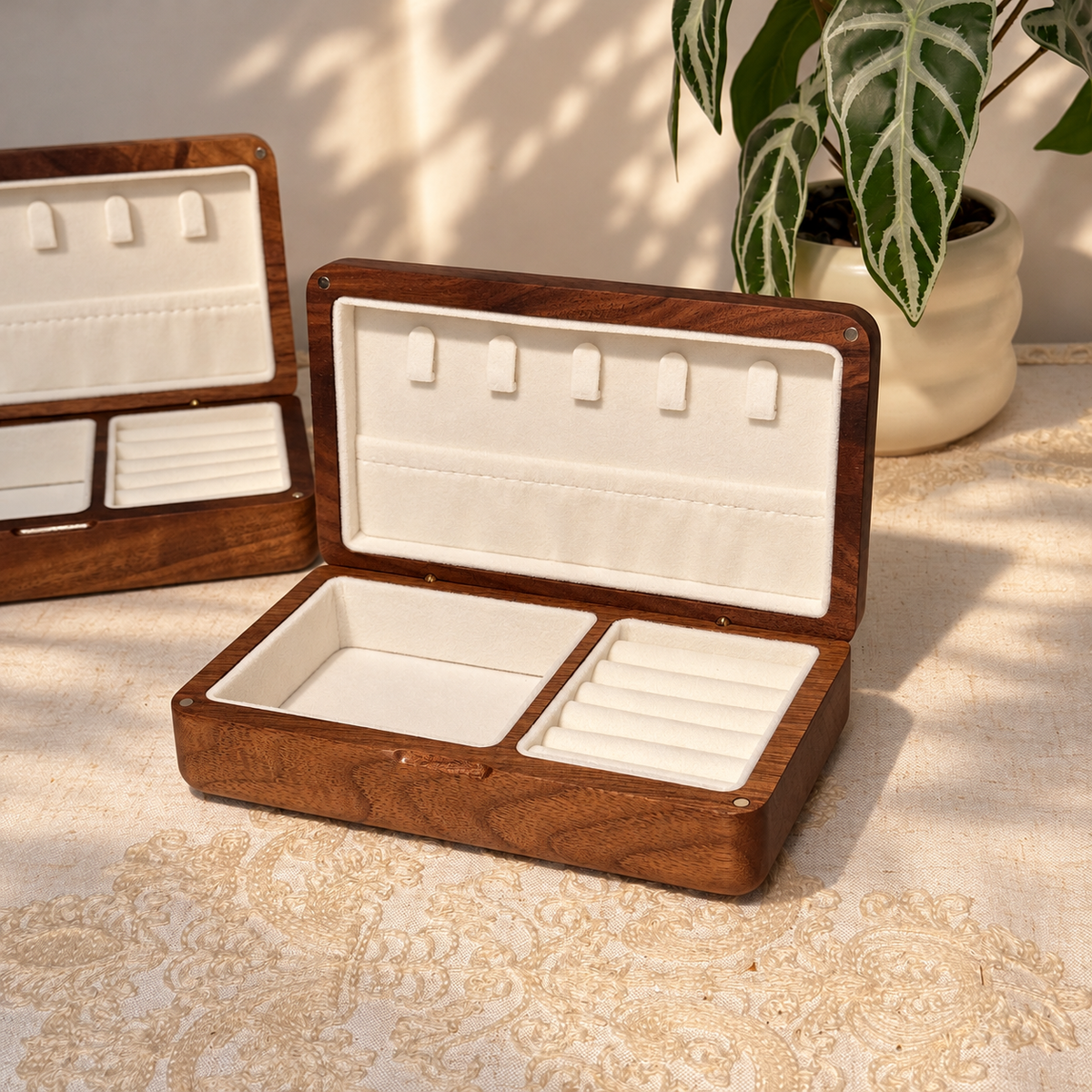 Althea smykkeskrin i massivt sort valnøddetræ med blomsterindlæg